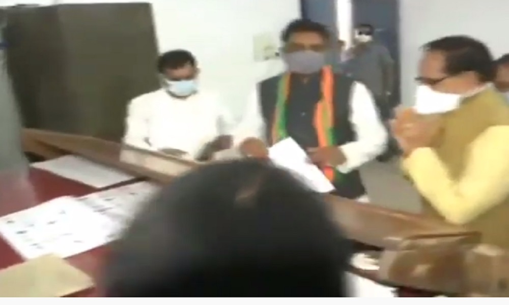 मुख्यमंत्री की मौजूदगी में राहुल ने दाखिल किया नामांकन, मलैया से मिले : MP NEWS मुख्यमंत्री की मौजूदगी में राहुल ने दाखिल किया नामांकन, मलैया से मिले : MP NEWS